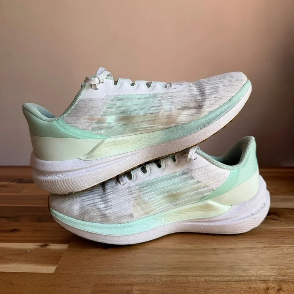 Nike Air Winflo 9 in White Barely Green